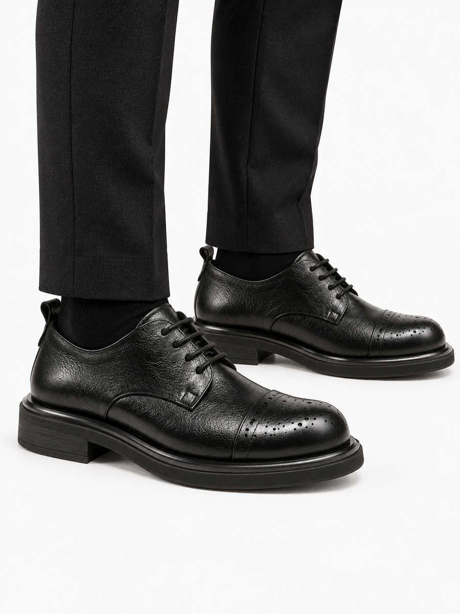 Léopold – Chaussure de ville gravée homme – Noir — portée