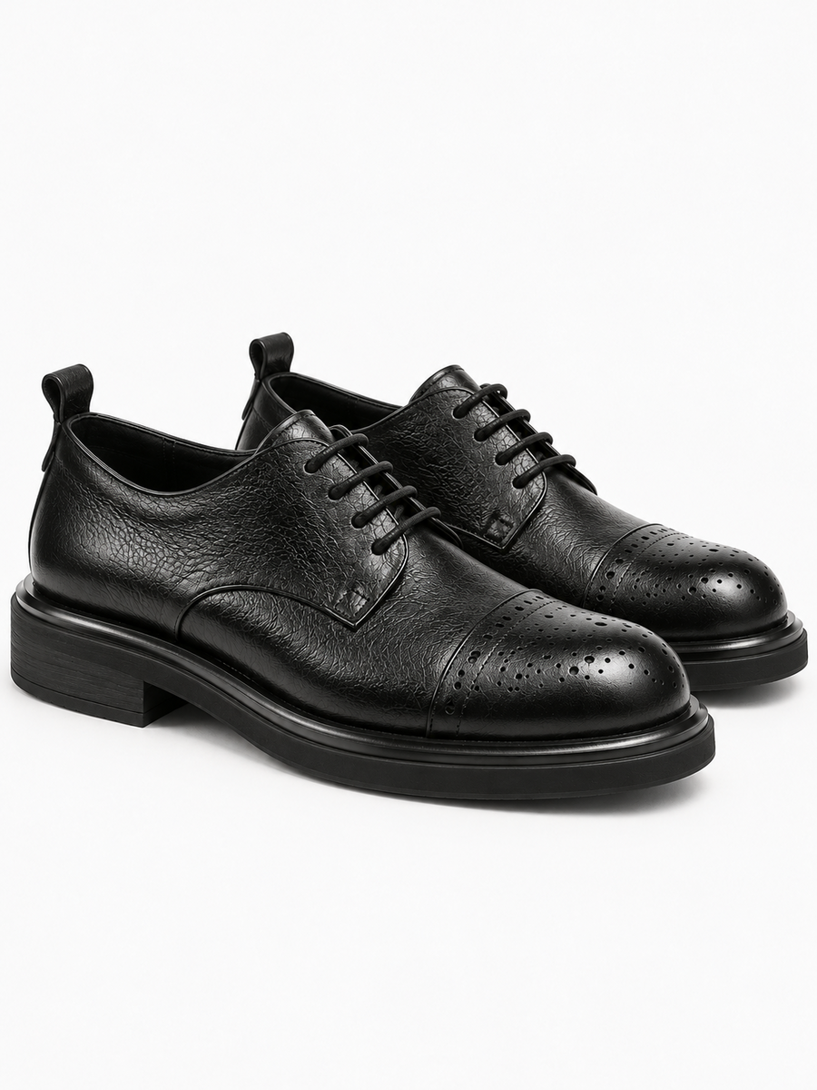 Léopold – Chaussure de ville gravée homme – Noir — trois quarts