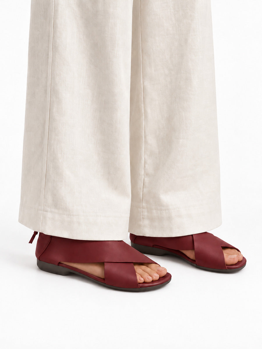 Ida – Sandale artisanale femme – Bordeaux — portée