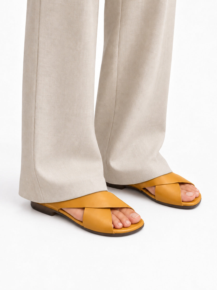 Ida – Sandale artisanale femme – Jaune — portée