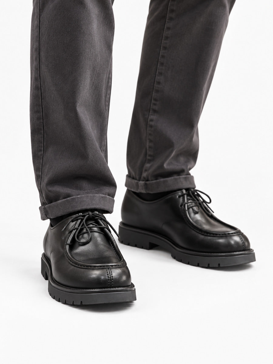 Alban – Chaussure derby noire homme — portée