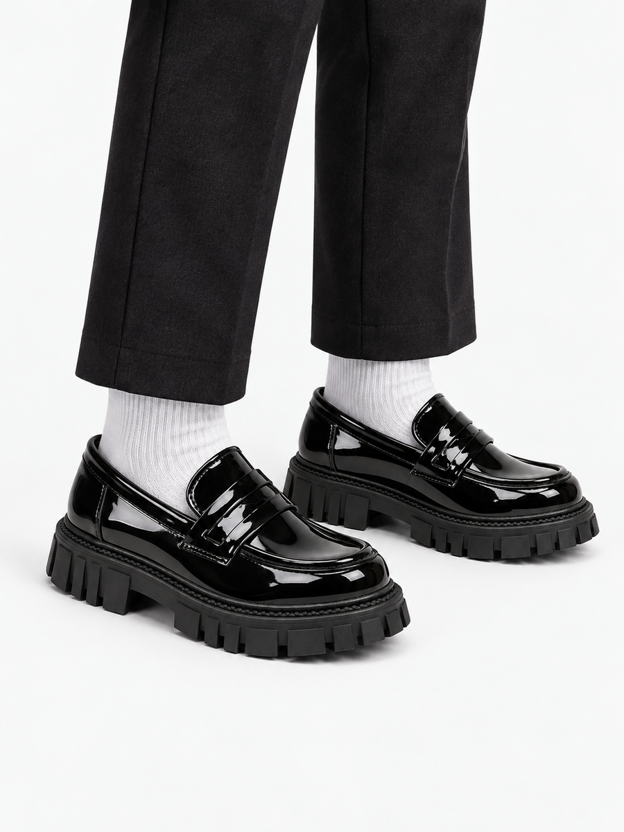 Alma – mocassin enfant noir verni porté