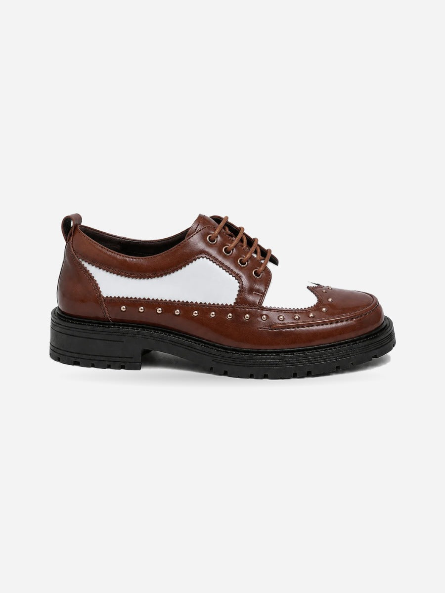 Aloïs – Chaussure cloutée homme – Marron — profil droit