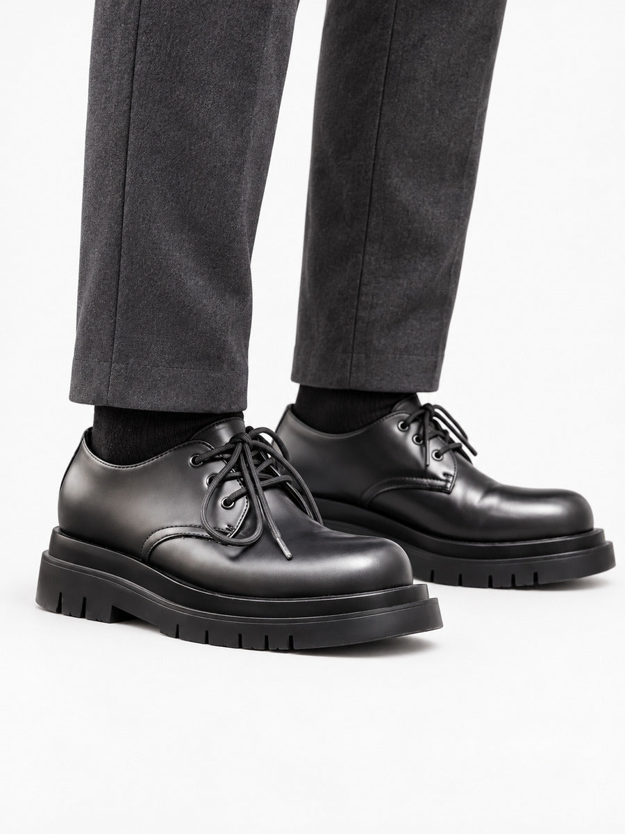 André – Chaussure derby noire à semelle épaisse homme — portée