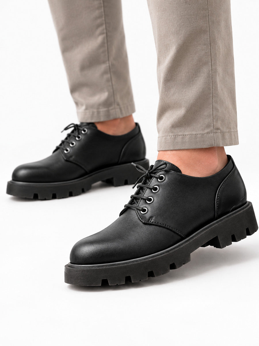 Aurélien – Chaussure derby noire mate homme — portée