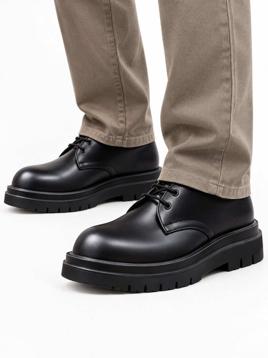 Basile – Chaussure derby en cuir noire homme — portée