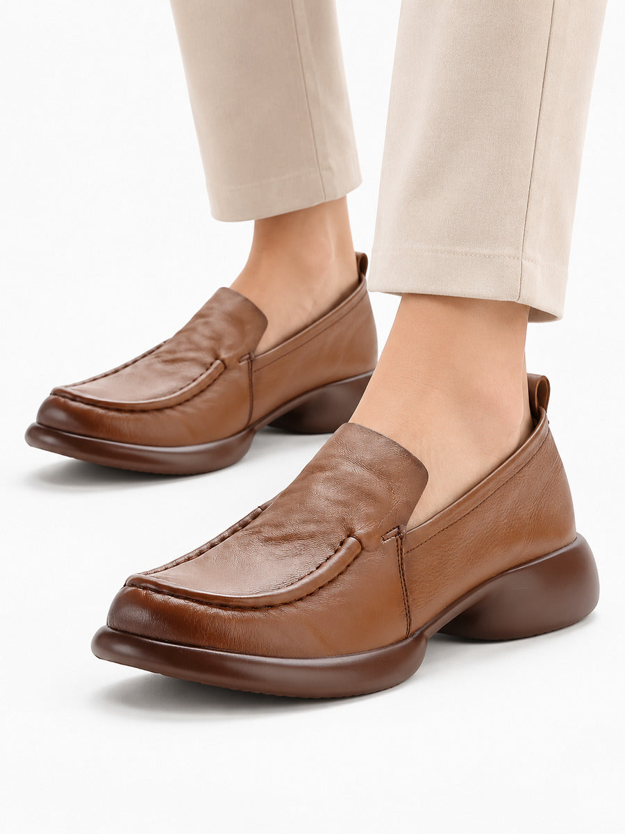 Bathilde – Mocassin marron à semelle courbée femme — portée