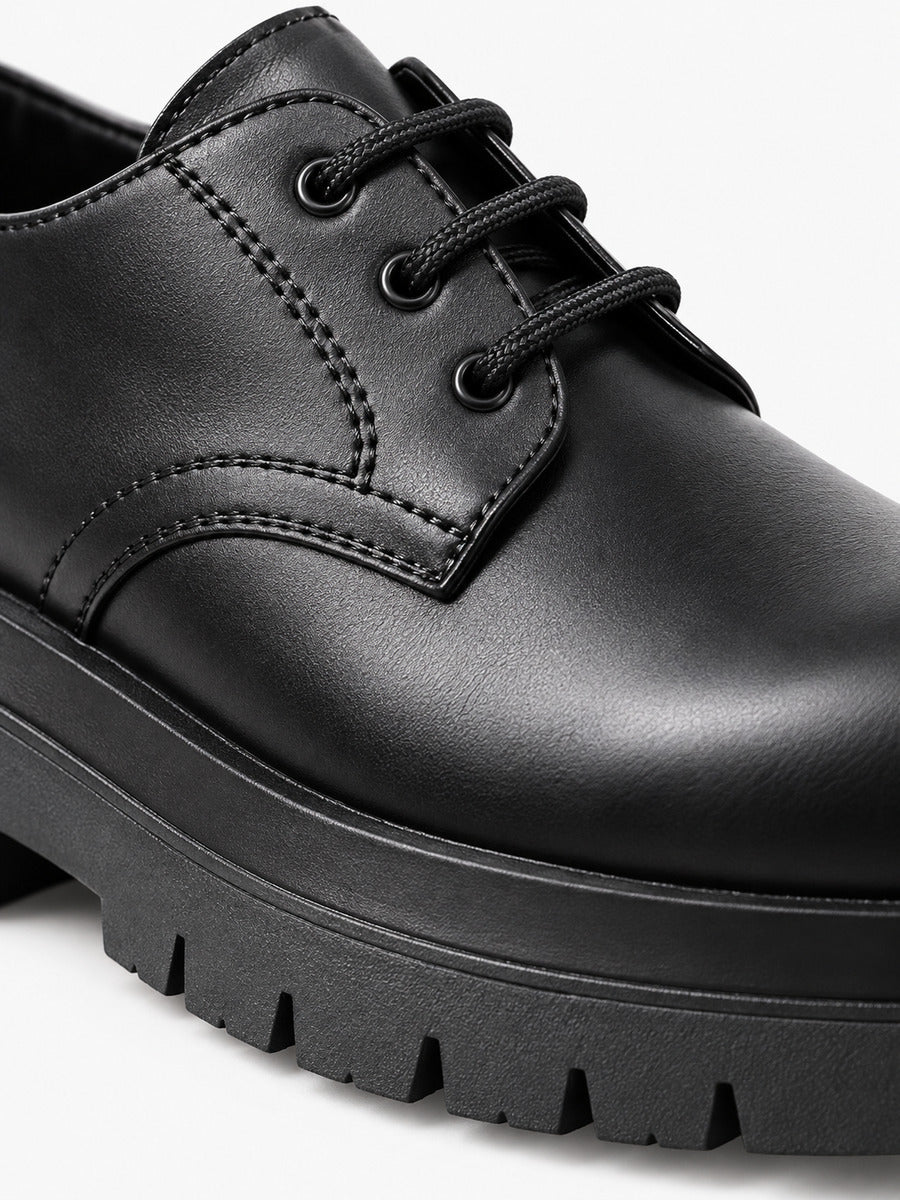 Bertrand – Chaussure derby noire à semelle épaisse homme — détail