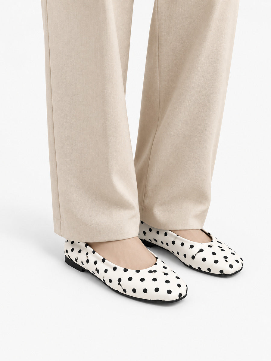 Élise-Marie – Ballerine à pois à enfiler femme – Blanc — portée