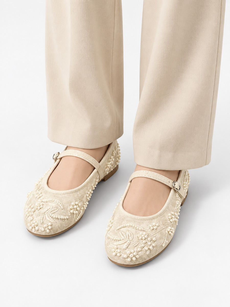 Madeleine-Rose – Babies brodées à perles femme – Beige — portée