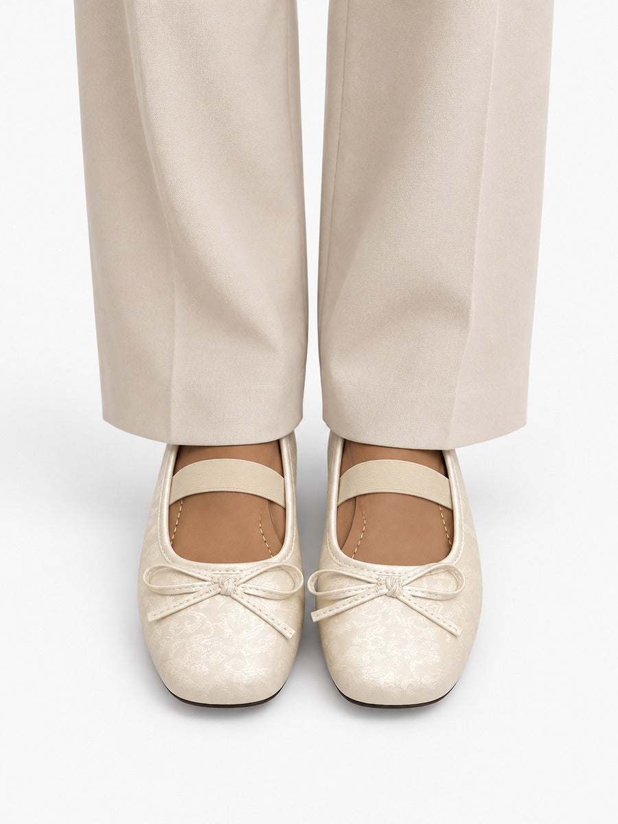 Margaux-Marie – Babies à enfiler bout carré vintage femme – Beige — portée