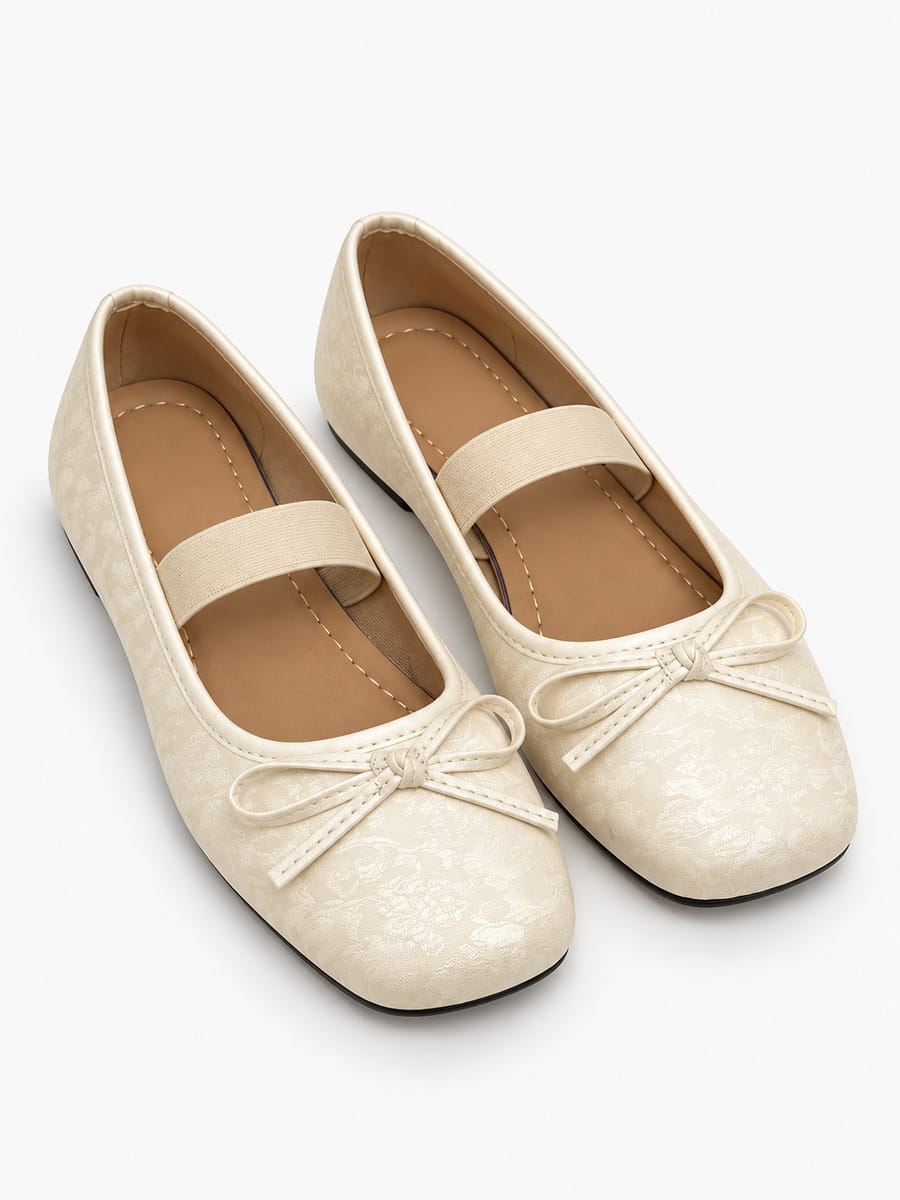 Margaux-Marie – Babies à enfiler bout carré vintage femme – Beige — trois quarts