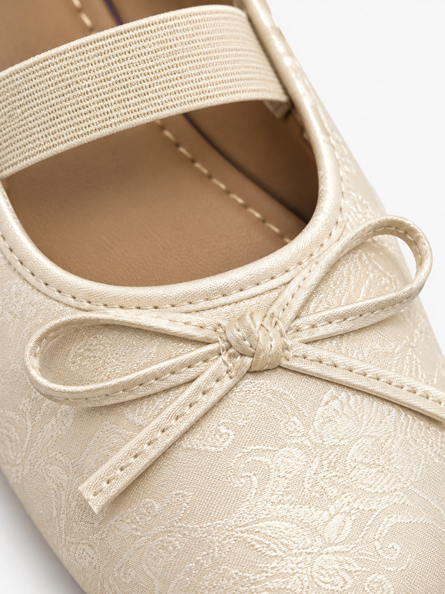 Margaux-Marie – Babies à enfiler bout carré vintage femme – Beige — détail