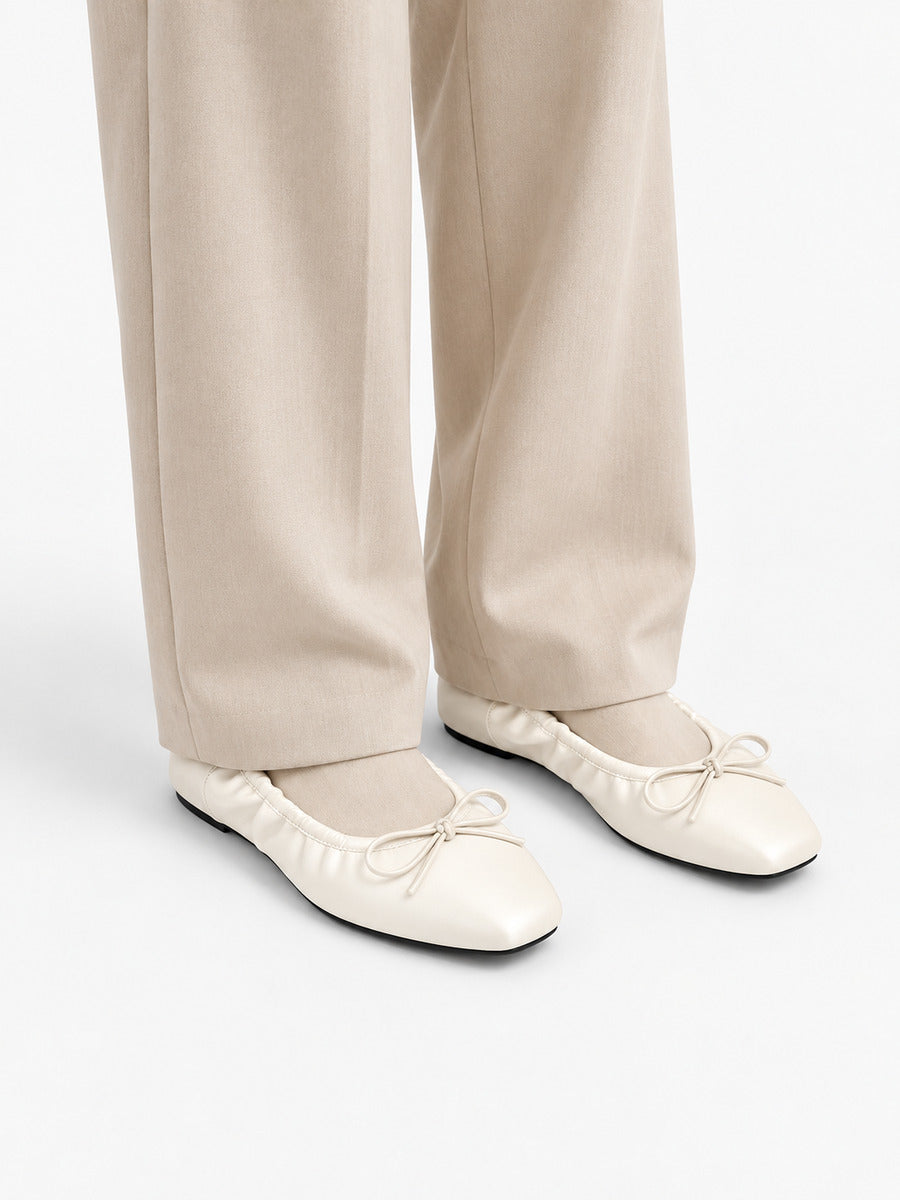 Margaux-Rose – Ballerine à volants et nœud femme – Beige — portée