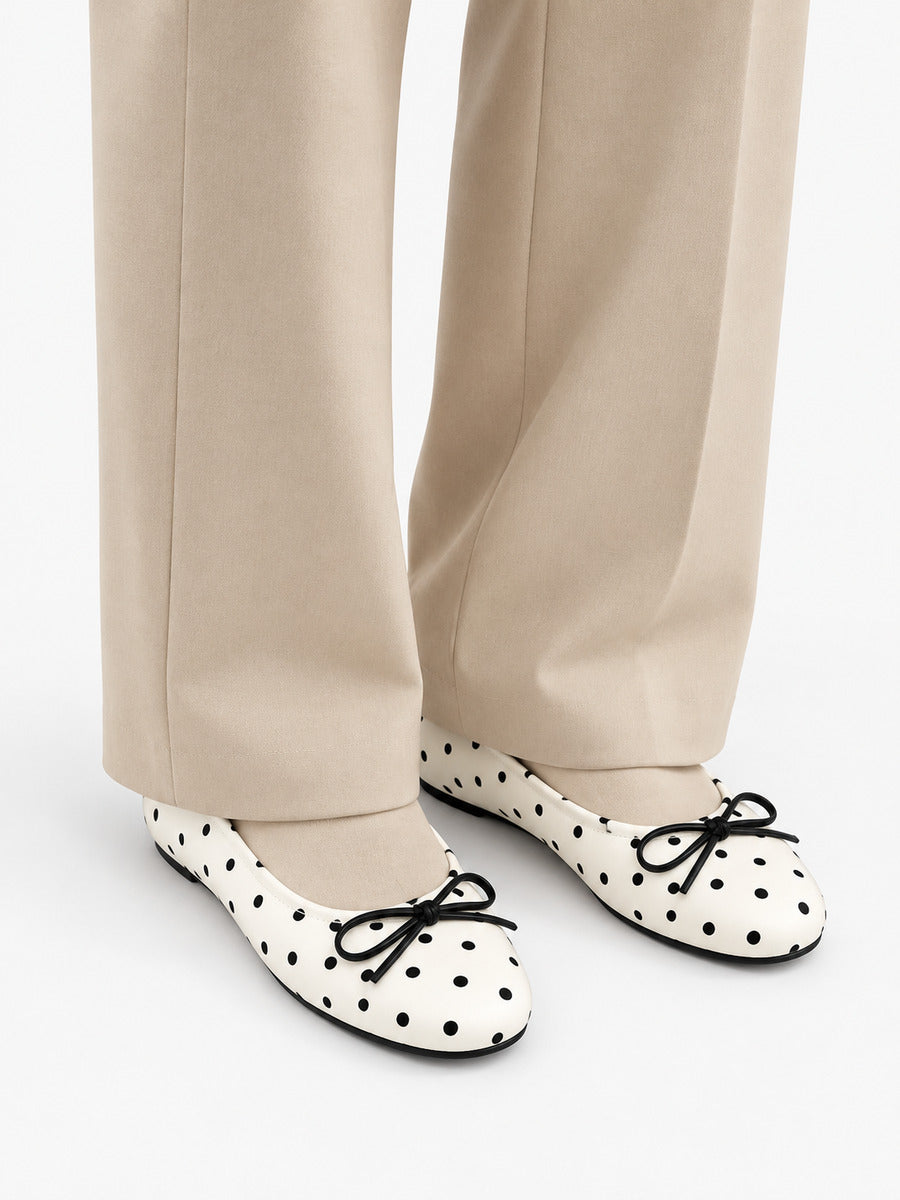 Maud-Rose – Ballerine à pois semelle souple femme – Beige — portée
