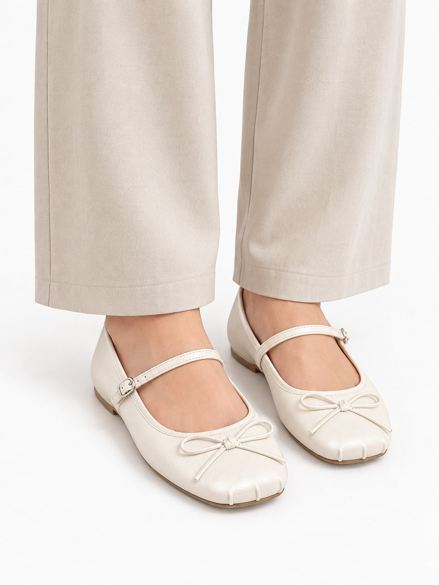 Mélanie-Marie – Babies légères à nœud papillon femme – Beige — portée