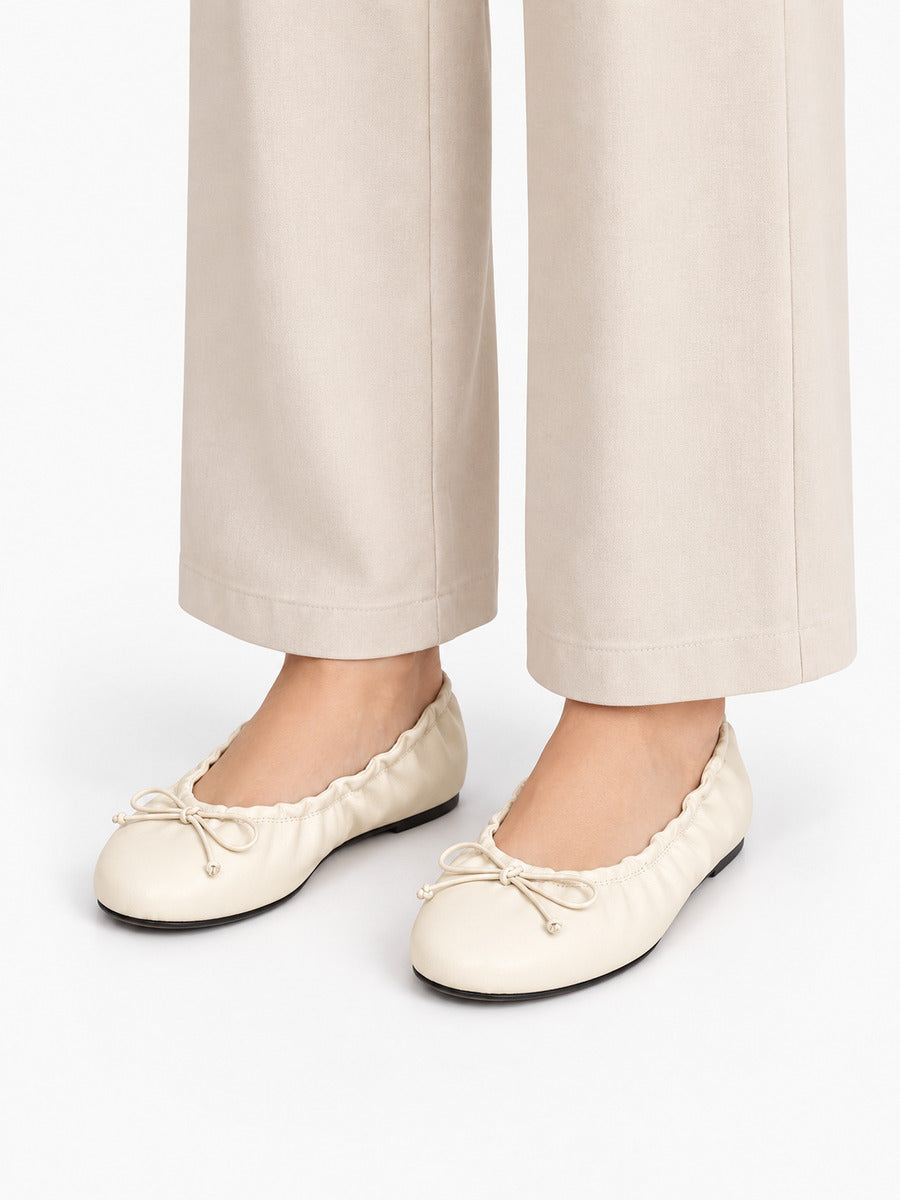 Mélanie-Rose – Babies en cuir souple à nœud femme – Beige — portée