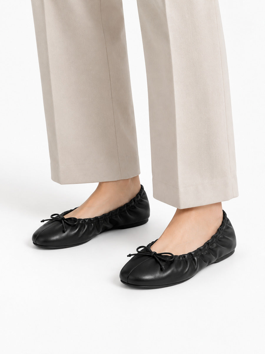 Mélanie-Rose – Babies en cuir souple à nœud femme – Noir — portée