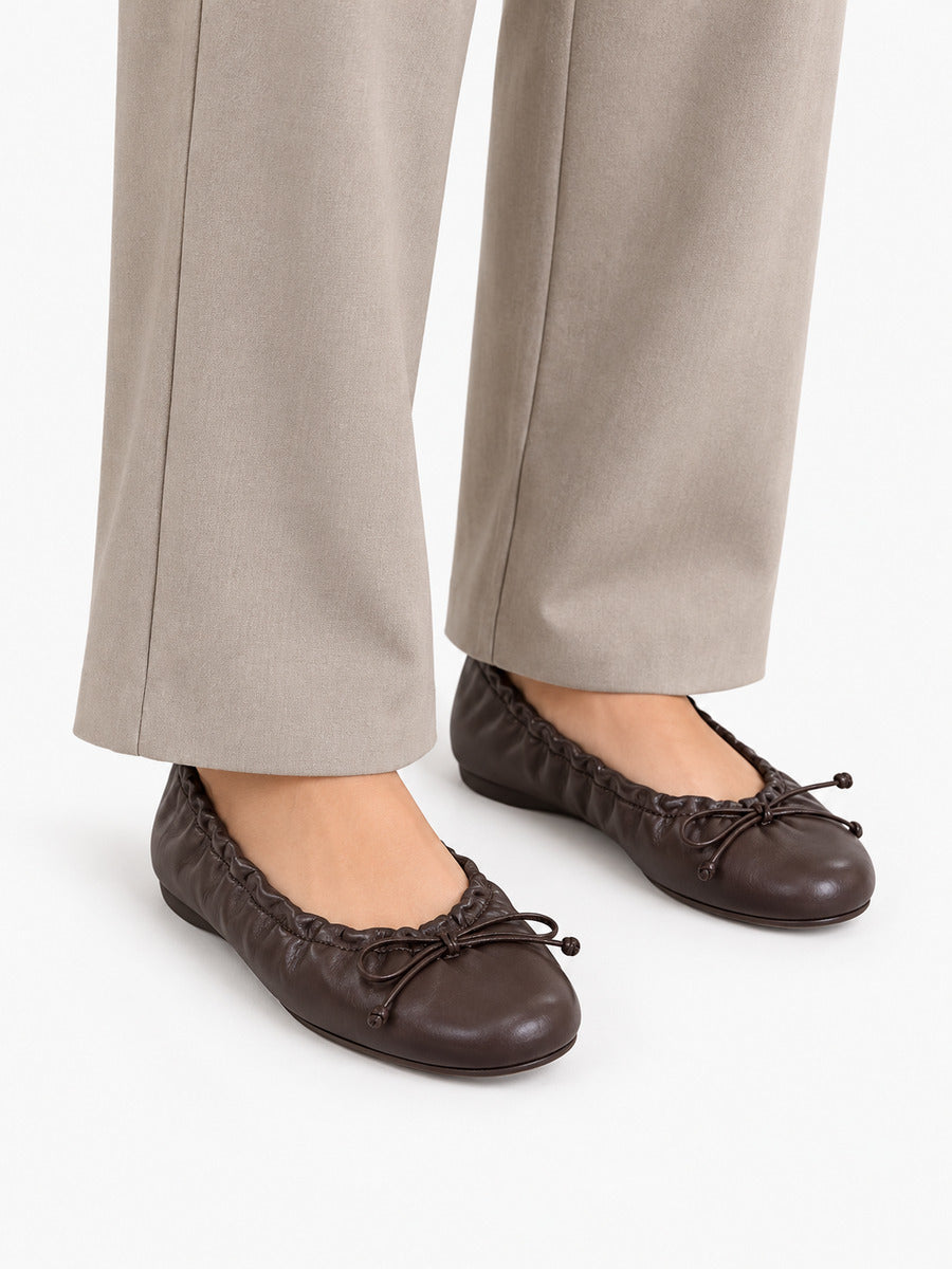 Mélanie-Rose – Babies en cuir souple à nœud femme – Marron — portée