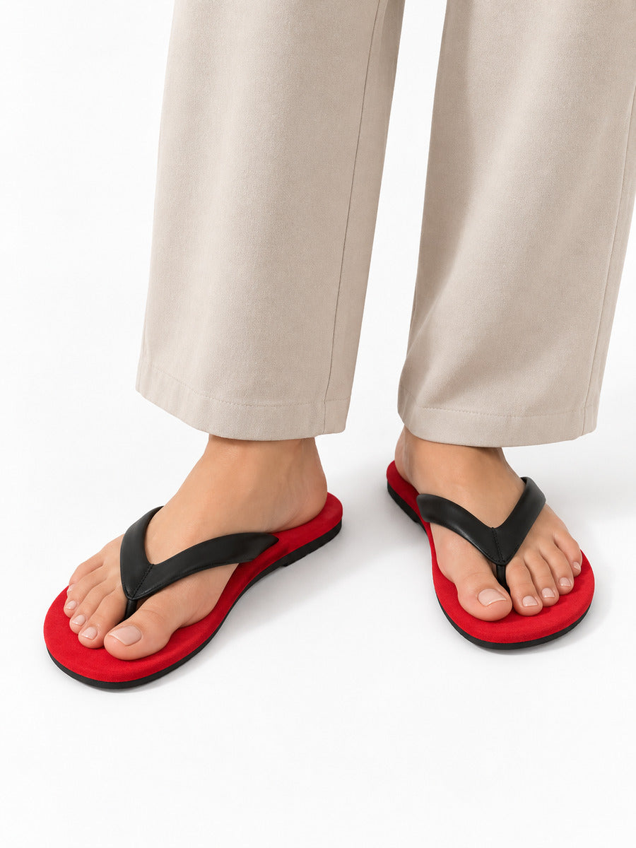 Nadia-Marie – Tong de plage antidérapante femme – Rouge — portée