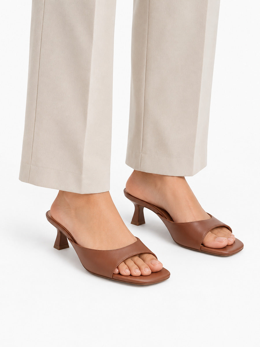 Noa-Marie – Mule à bout carré ouvert et talon épais femme – Marron — portée
