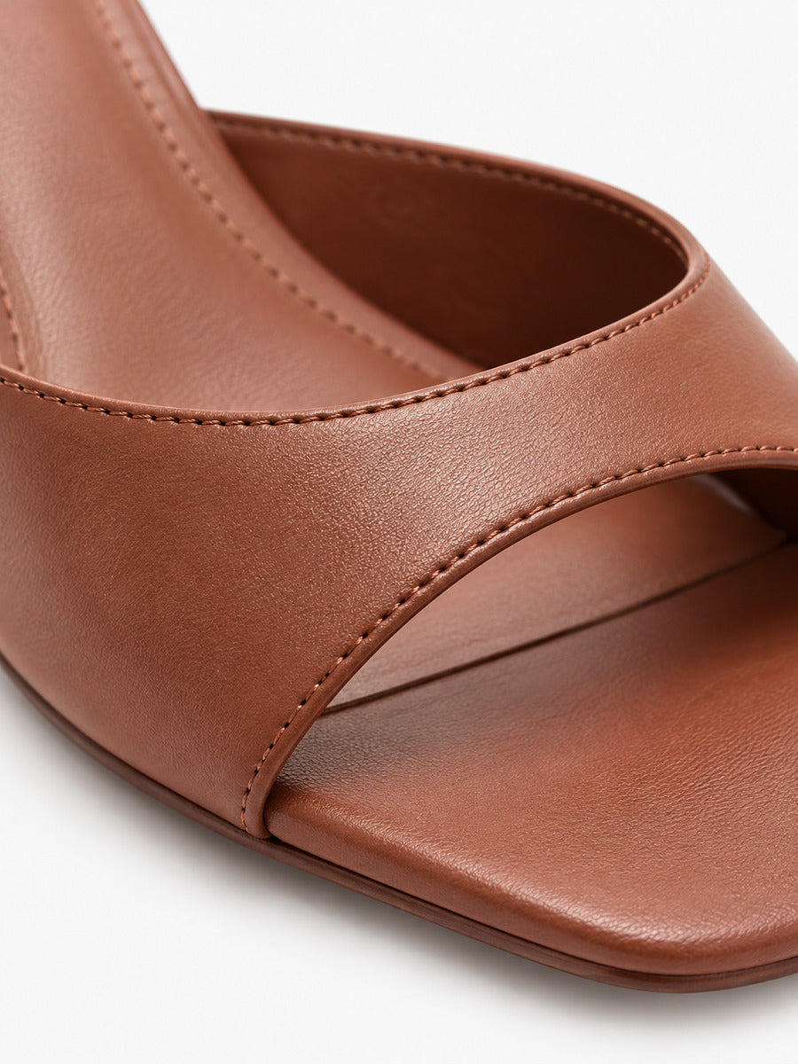 Noa-Marie – Mule à bout carré ouvert et talon épais femme – Marron — détail