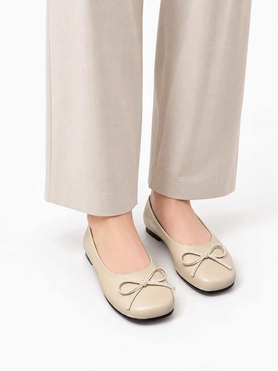 Noa-Rose – Babies en cuir à nœud papillon doux femme – Beige — portée