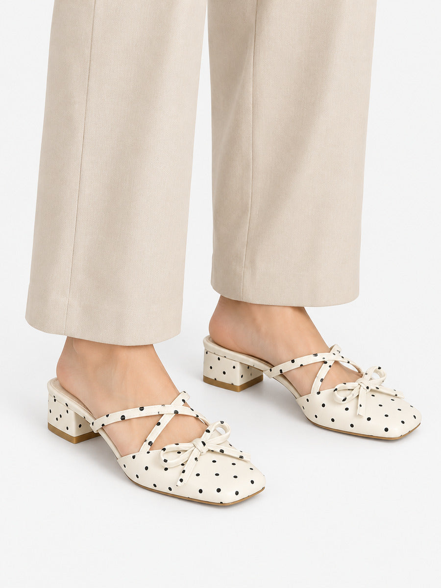 Pauline-Marie – Mule à pois et nœud papillon femme – Beige — portée
