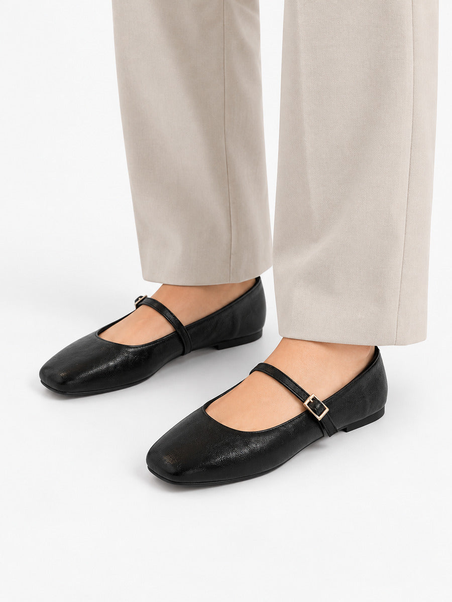 Pauline-Rose – Babies en cuir souple bout carré femme – Noir — portée
