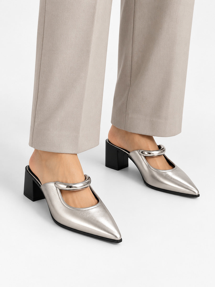 Rachel-Marie – Mule à bout fermé et détail métal femme – Argent — portée