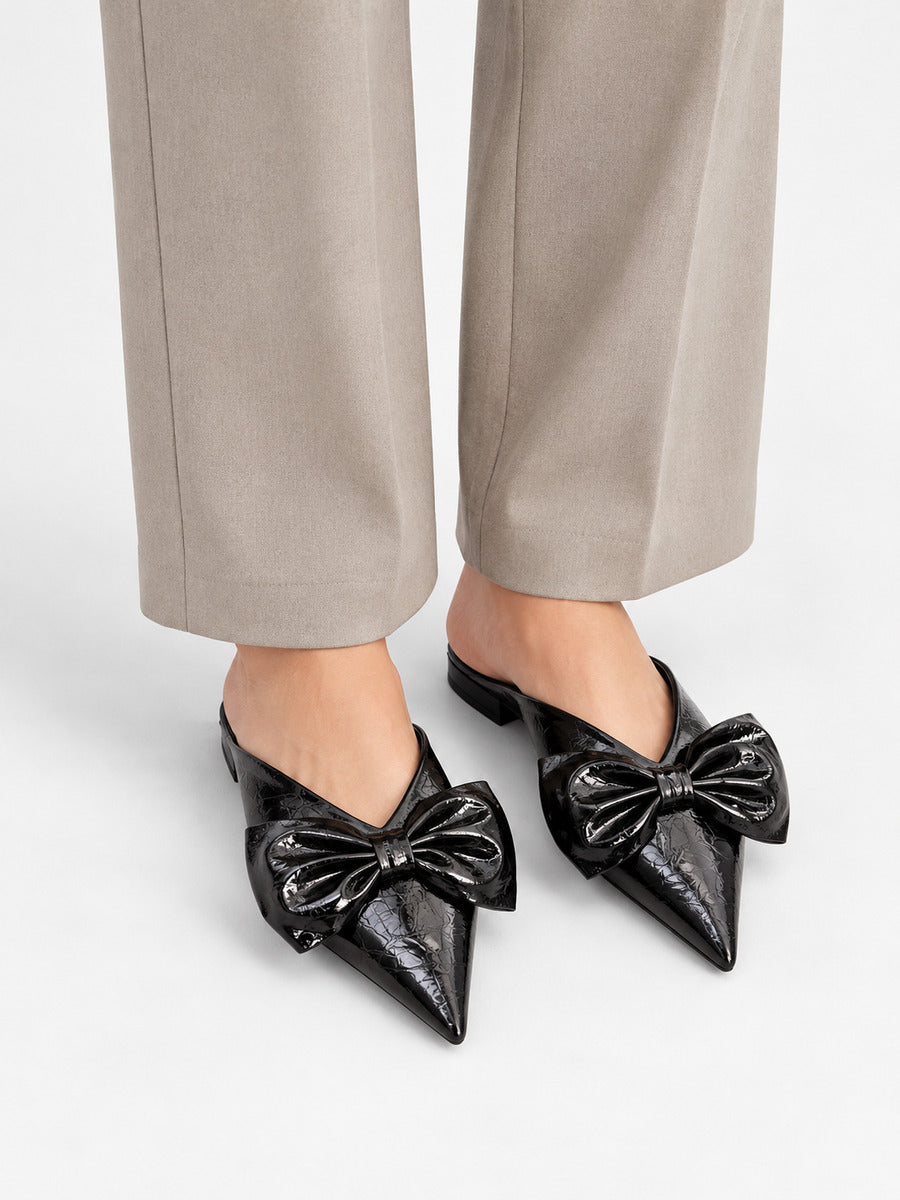 Rachel-Rose – Mule en cuir souple à nœud femme – Noir — portée