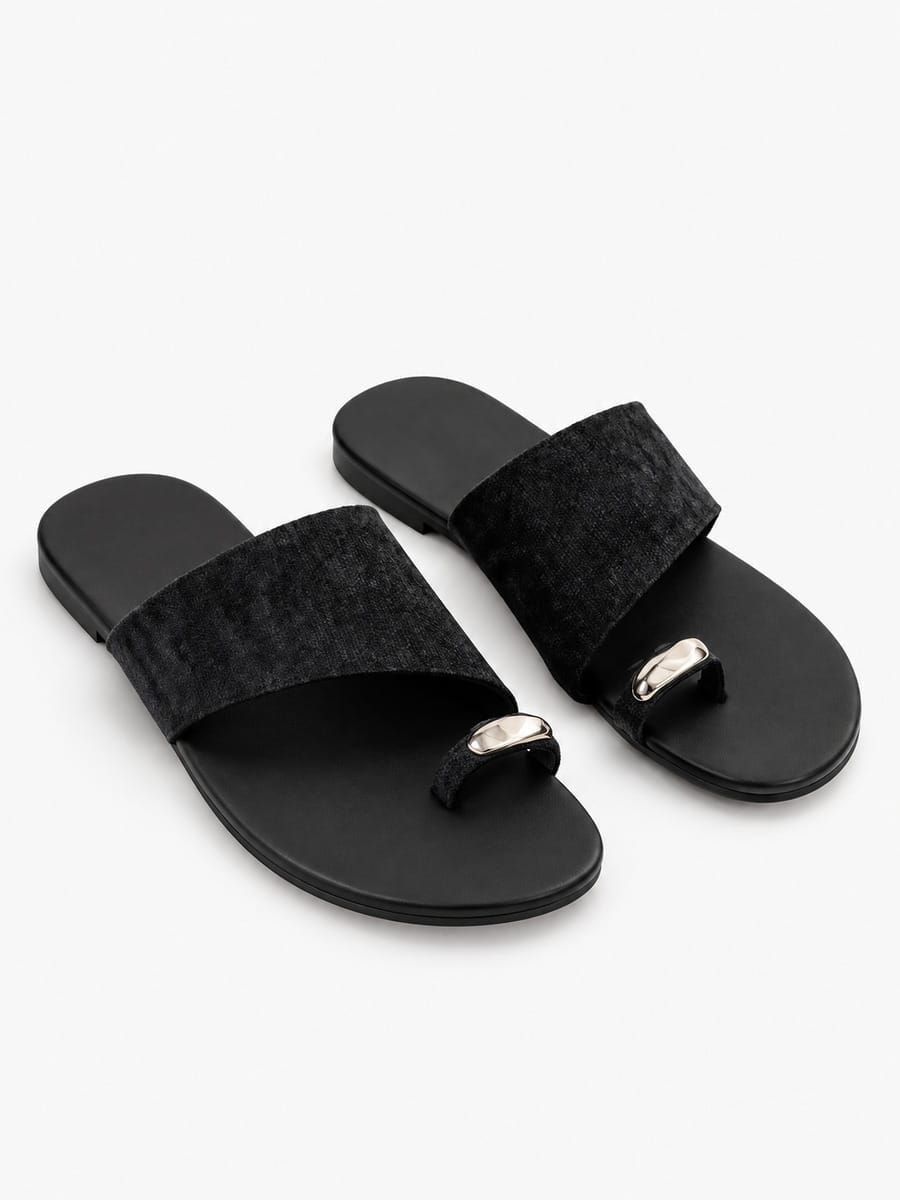 Sabrina-Marie – Sandale plate gladiateur à entre-doigts femme – Noir — trois quarts