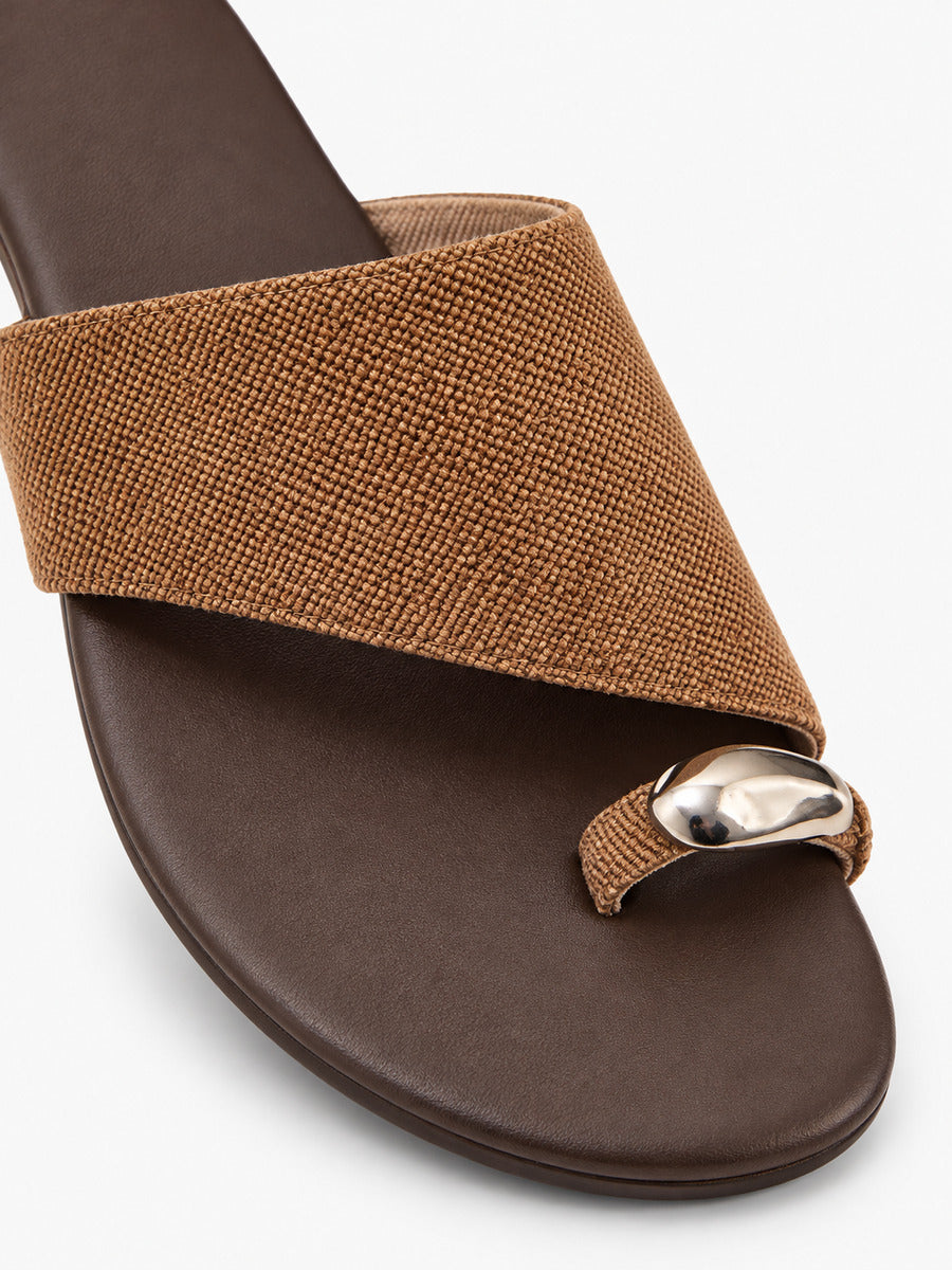 Sabrina-Marie – Sandale plate gladiateur à entre-doigts femme – Marron — détail