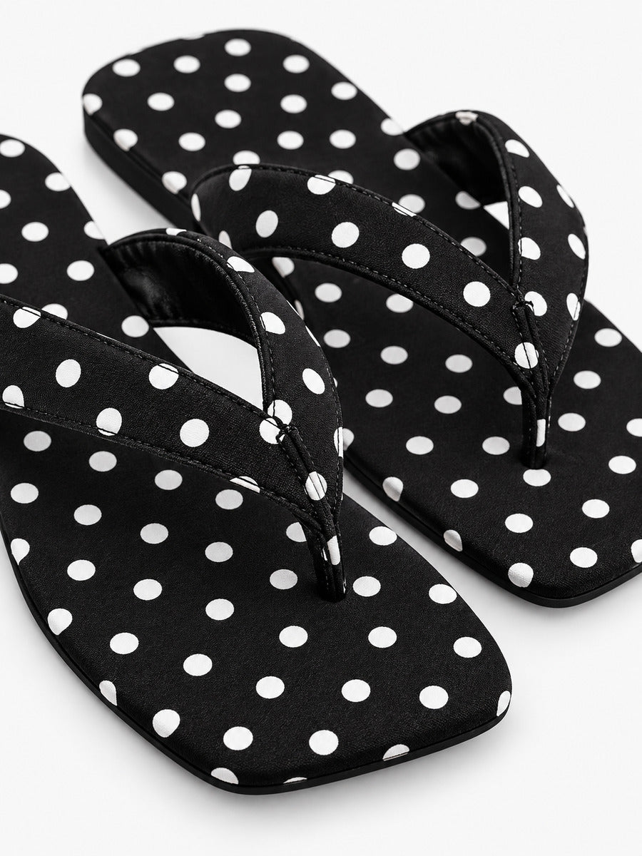 Sandra-Marie – Tong colorée à entre-doigts femme – Noir à pois — détail