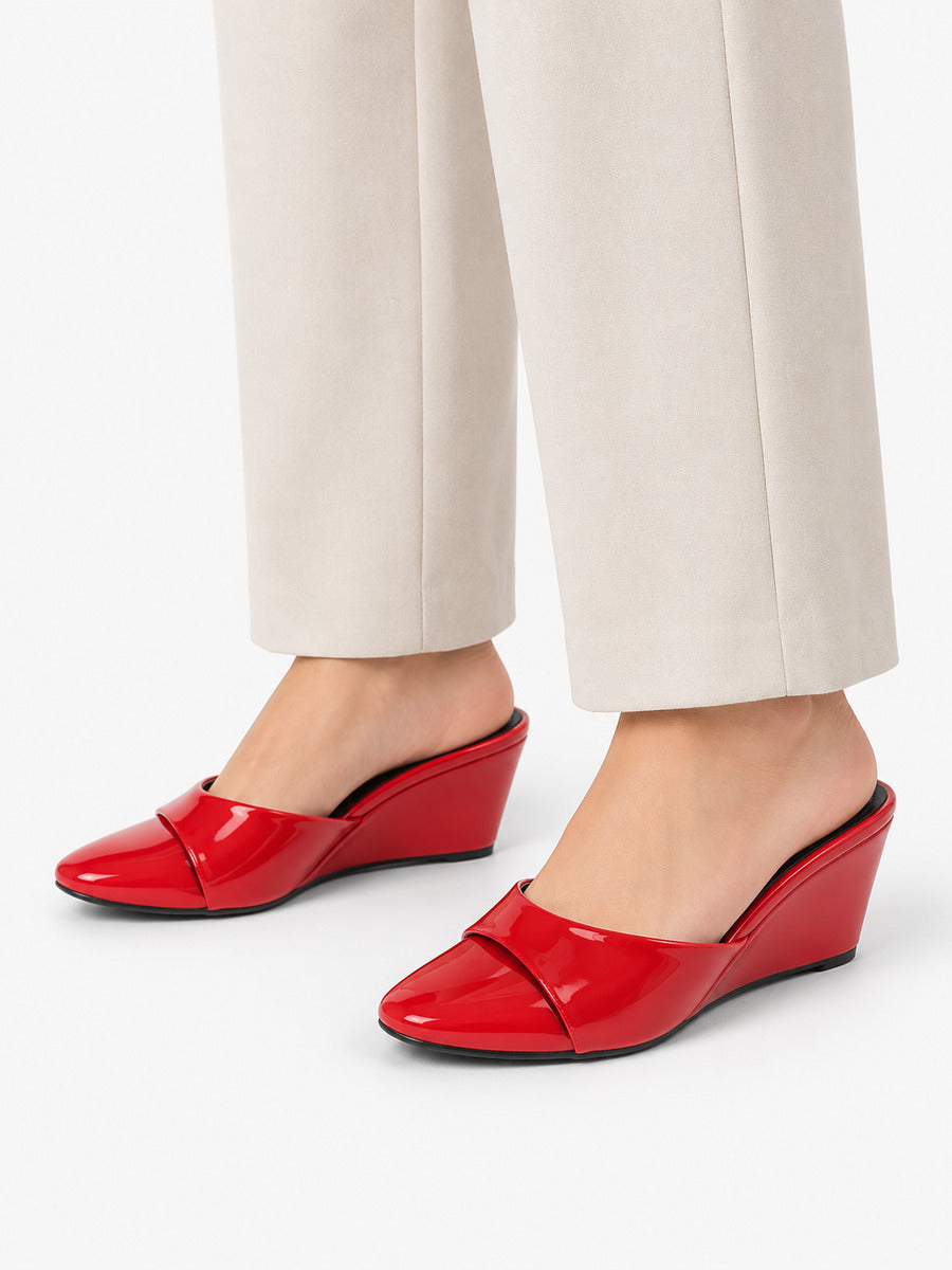Sandra-Rose – Mule compensée en cuir verni femme – Rouge — portée