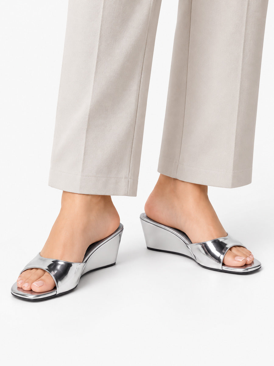 Sandra-Rose – Mule compensée en cuir verni femme – Argent — portée