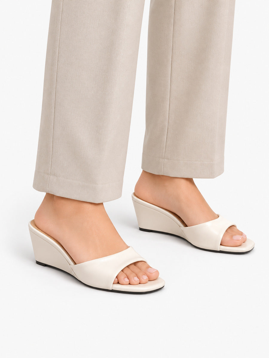 Sandra-Rose – Mule compensée en cuir verni femme – Beige — portée