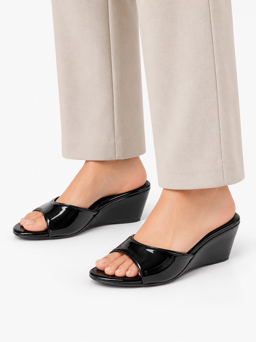 Sandra-Rose – Mule compensée en cuir verni femme – Noir — portée