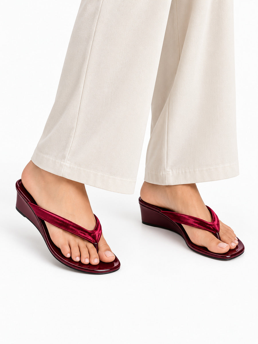 Tess-Marie – Sandale compensée antidérapante de plage femme – Rouge — portée