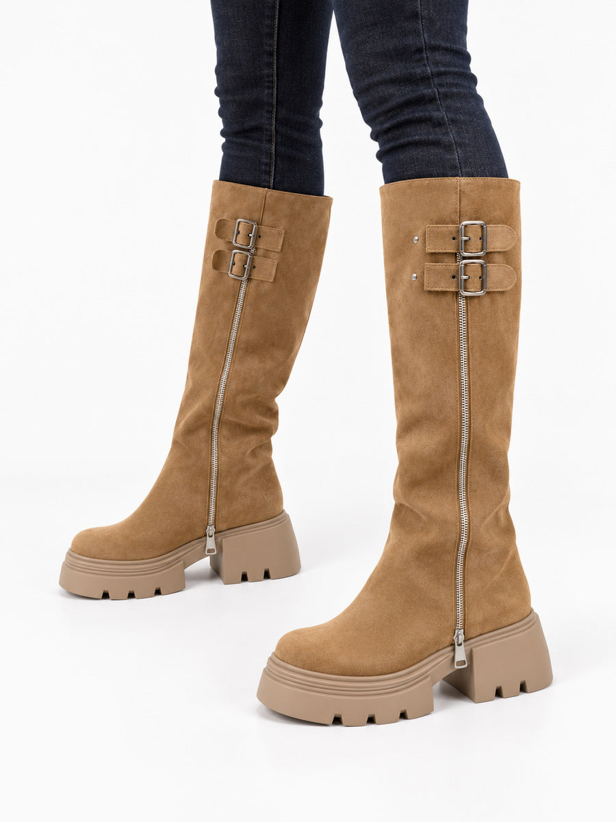 Alicia – Botte haute en daim vintage à boucles femme — portée