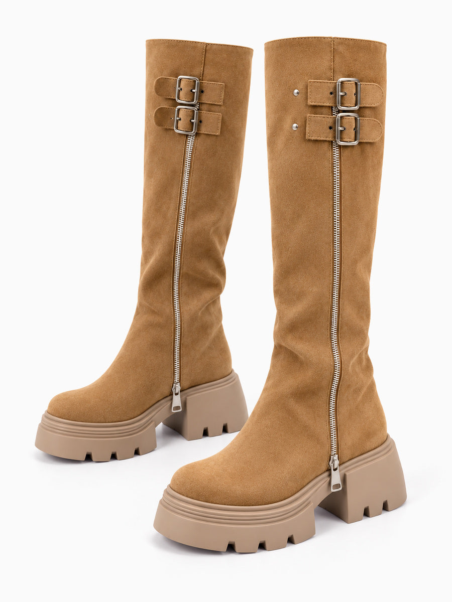 Alicia – Botte haute en daim vintage à boucles femme — trois quarts