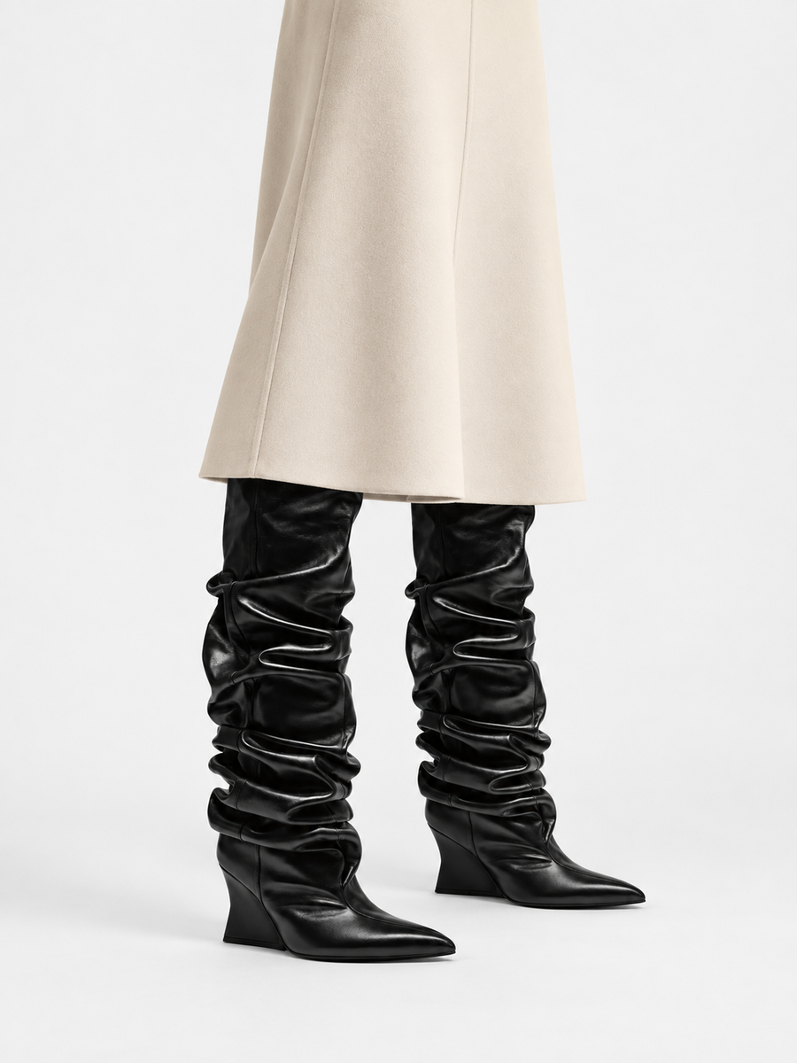 Clémence – Botte plissée à talon épais femme – Noir — portée