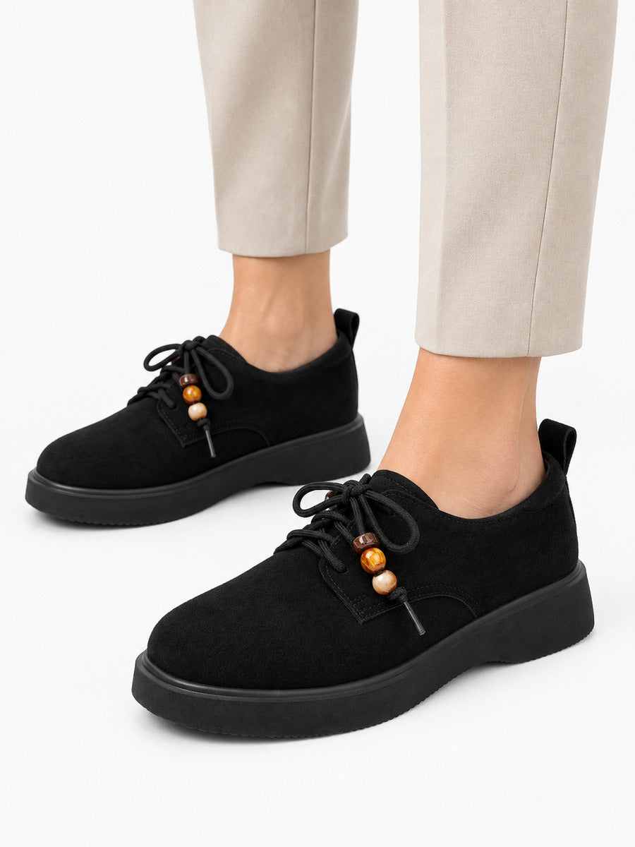 Colombe – Mocassin en daim noir femme — portée