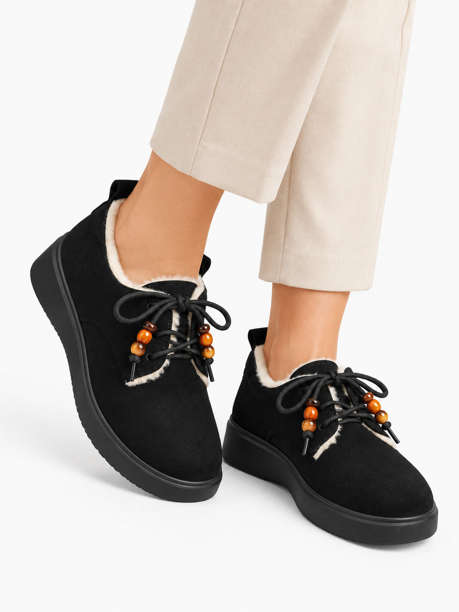 Domitille – Mocassin en daim noir à fourrure femme — portée