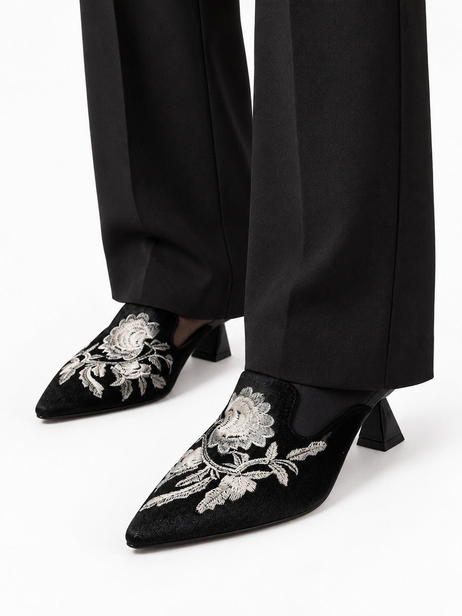 Elia – Mule brodée femme – Noir — portée