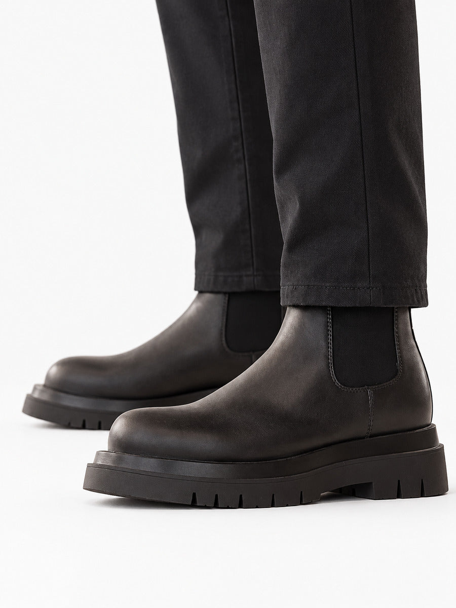 Eugène – Bottine Chelsea noire homme — portée