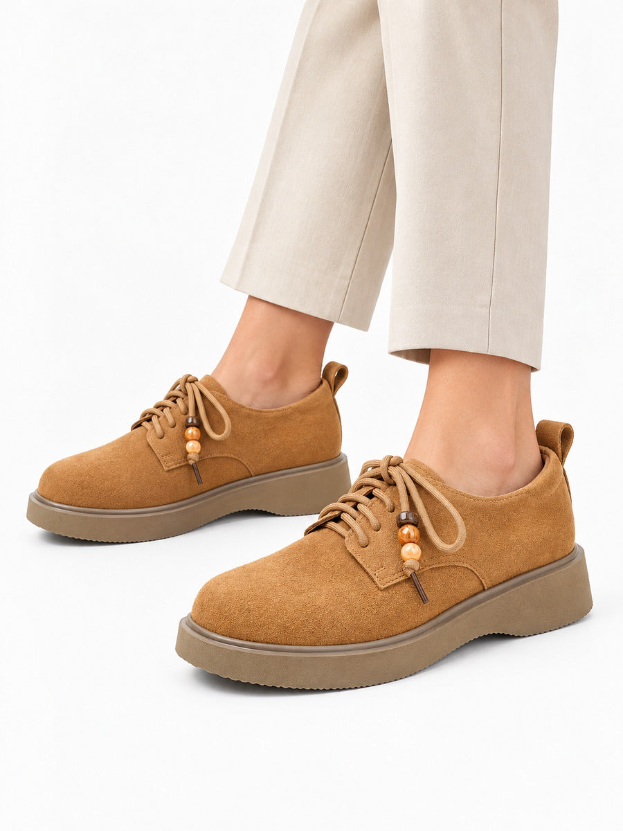 Garance – Mocassin en daim marron femme — portée