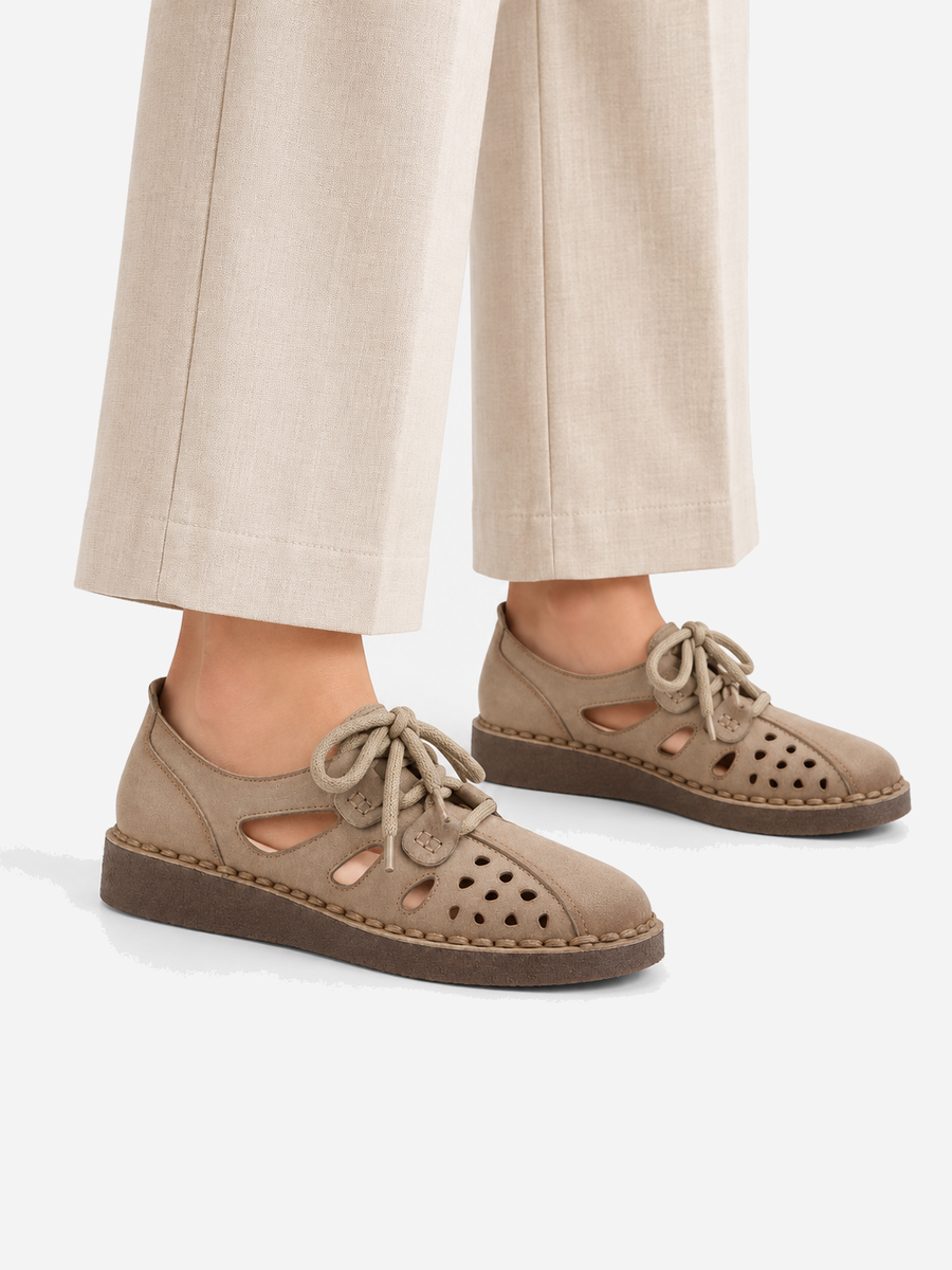 Gisèle – Sandale compensée en cuir femme – Beige — portée
