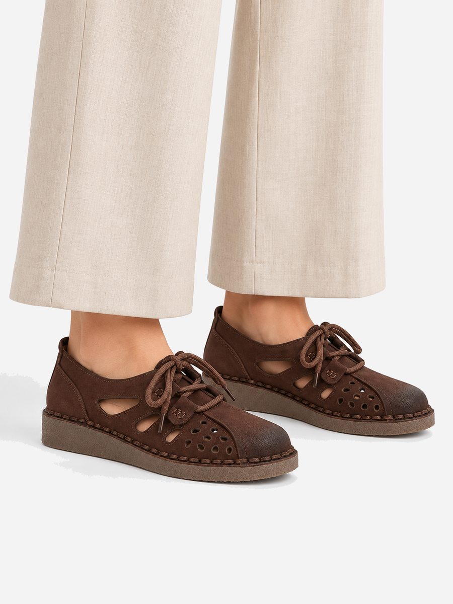 Gisèle – Sandale compensée en cuir femme – Marron foncé — portée