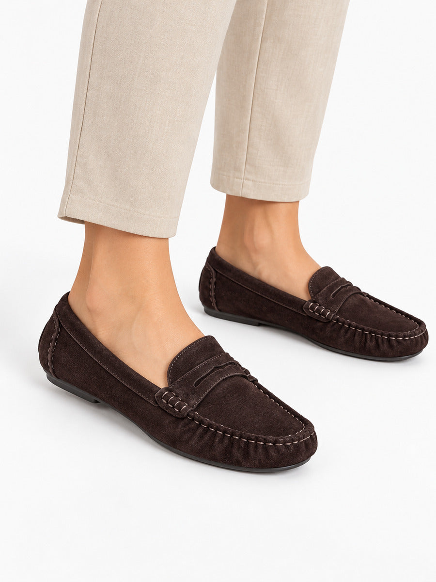 Héloïse – Mocassin cousu main marron foncé femme — portée